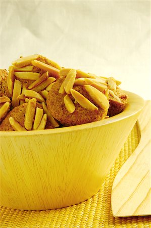 simsearch:625-00898876,k - Gros plan de muffins aux amandes dans un bol Photographie de stock - Premium Libres de Droits, Code: 625-00898881