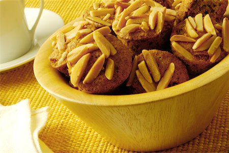 simsearch:630-02220065,k - Close-up of almond muffins in a bowl Foto de stock - Sin royalties Premium, Código: 625-00898907