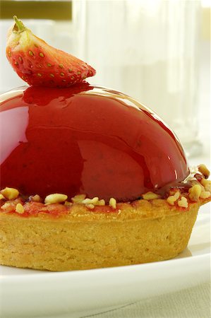 simsearch:625-00898876,k - Gros plan d'une tarte aux fraise dans une assiette Photographie de stock - Premium Libres de Droits, Code: 625-00898908