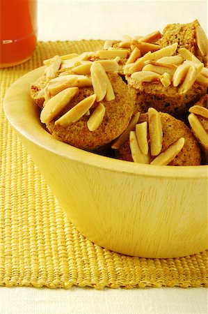 simsearch:625-00898876,k - Gros plan de muffins aux amandes dans un bol Photographie de stock - Premium Libres de Droits, Code: 625-00898915