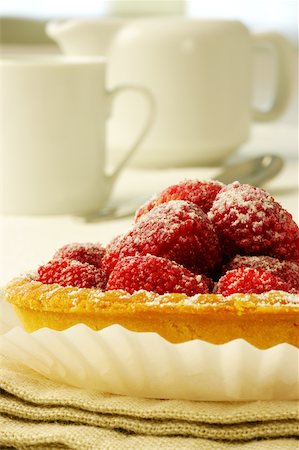 simsearch:625-00898876,k - Gros plan d'une tarte aux fraise dans une assiette Photographie de stock - Premium Libres de Droits, Code: 625-00898917