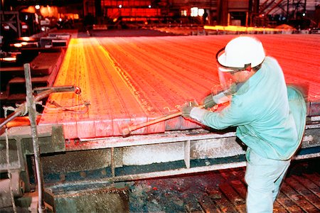 Manual worker working in a factory Foto de stock - Sin royalties Premium, Código: 625-00899052