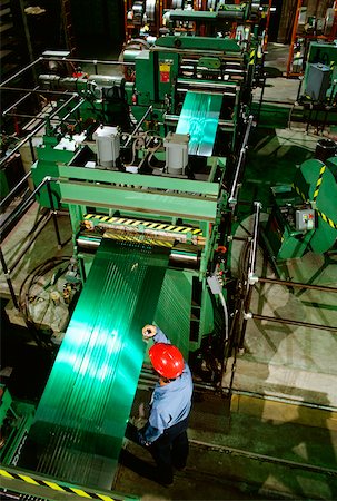 High angle view of a worker standing in a production line of a steel mill Foto de stock - Sin royalties Premium, Código: 625-00899078