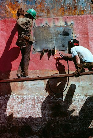 Low angle view of two men welding a tanker, Cebu, Philippines Foto de stock - Sin royalties Premium, Código: 625-00899092