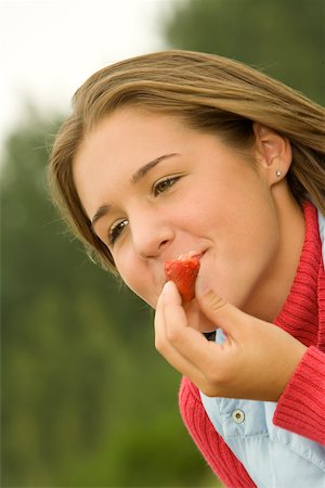 simsearch:625-00903096,k - Gros plan d'une adolescente qui mange une fraise Photographie de stock - Premium Libres de Droits, Code: 625-00899424