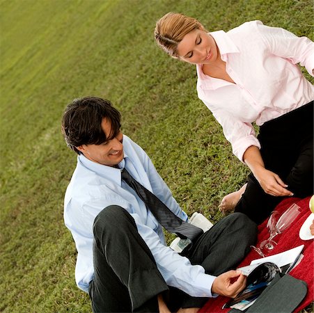 Vue grand angle sur un homme et une femme d'affaires assis ensemble dans le parc Photographie de stock - Premium Libres de Droits, Code: 625-00899420