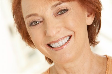 simsearch:625-00902269,k - Portrait of a senior woman smiling Foto de stock - Sin royalties Premium, Código: 625-00899432