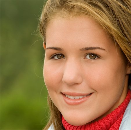 simsearch:625-00901126,k - Portrait of a teenage girl smiling Foto de stock - Sin royalties Premium, Código: 625-00899462