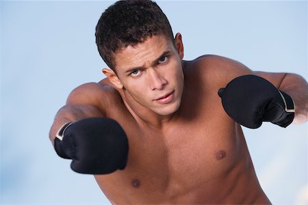 Portrait of a young man punching Foto de stock - Sin royalties Premium, Código: 625-00899497