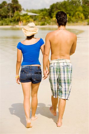 simsearch:625-00899613,k - Rear view of a young man and a teenage girl walking on the beach Foto de stock - Royalty Free Premium, Número: 625-00899613