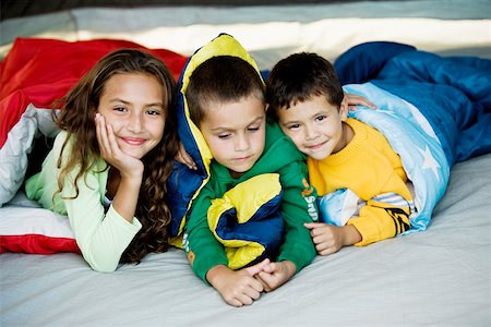 simsearch:633-08482163,k - Close-up of a sister and her two brothers lying on the bed Foto de stock - Sin royalties Premium, Código: 625-00899631