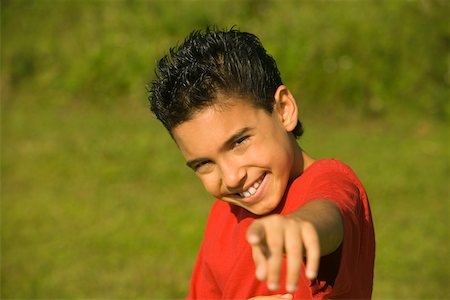 sign language kid - Portrait of a boy pointing forward Foto de stock - Sin royalties Premium, Código: 625-00899647