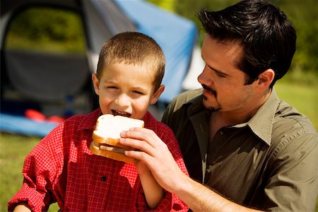 simsearch:625-01250759,k - Gros plan d'un garçon mangeant un sandwich avec son père Photographie de stock - Premium Libres de Droits, Code: 625-00899729