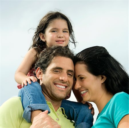 simsearch:625-00839263,k - Vue d'angle faible des parents et leur fille souriant Photographie de stock - Premium Libres de Droits, Code: 625-00899723
