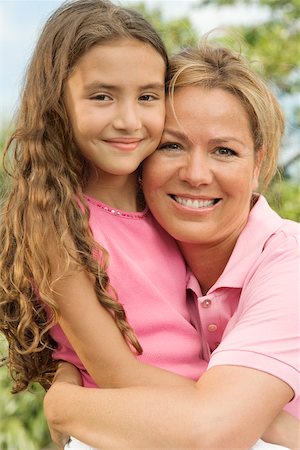 simsearch:625-01748789,k - Close-up of a mother hugging her daughter Foto de stock - Royalty Free Premium, Número: 625-00899738