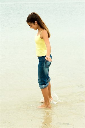 simsearch:625-00902214,k - Side profile of a girl standing on the beach Stock Photo - Premium Royalty-Free, Code: 625-00899824