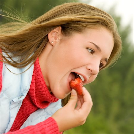 simsearch:625-00901126,k - Close-up of a teenage girl eating a strawberry Foto de stock - Sin royalties Premium, Código: 625-00899891