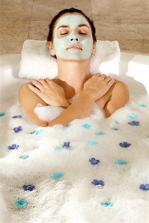 simsearch:625-01264532,k - Vue grand angle d'une jeune femme portant un masque du visage dans une baignoire Photographie de stock - Premium Libres de Droits, Code: 625-00899921