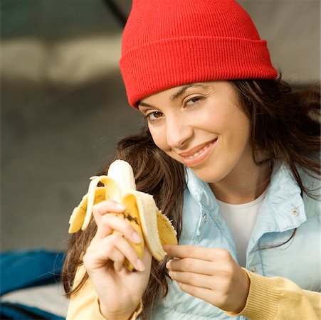 Portrait d'une jeune femme pèle une banane Photographie de stock - Premium Libres de Droits, Code: 625-00899933