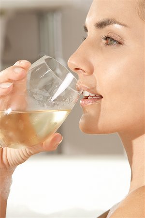 simsearch:625-00900680,k - Gros plan d'une jeune femme tenant un verre de vin dans une baignoire Photographie de stock - Premium Libres de Droits, Code: 625-00900037