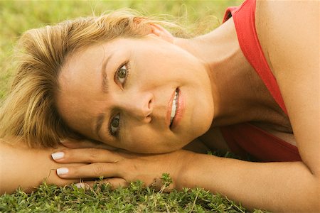 simsearch:625-00899117,k - Porträt einer reifen Frau liegend auf dem Rasen Stockbilder - Premium RF Lizenzfrei, Bildnummer: 625-00900094