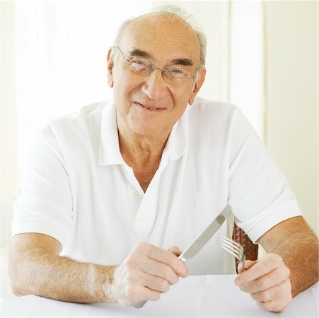 simsearch:625-02931670,k - Portrait d'un homme senior tenant une fourche avec un couteau de table Photographie de stock - Premium Libres de Droits, Code: 625-00900183