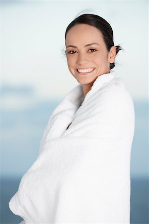 simsearch:625-01747375,k - Portrait d'une jeune femme enveloppée dans une serviette Photographie de stock - Premium Libres de Droits, Code: 625-00900214