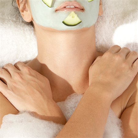 simsearch:628-02228223,k - Erhöhte Ansicht einer jungen Frau mit einer Gesichts-Maske in einer Badewanne Stockbilder - Premium RF Lizenzfrei, Bildnummer: 625-00900228