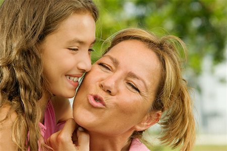 simsearch:625-00848874,k - Close-up of a girl kissing her mother Foto de stock - Sin royalties Premium, Código: 625-00900243