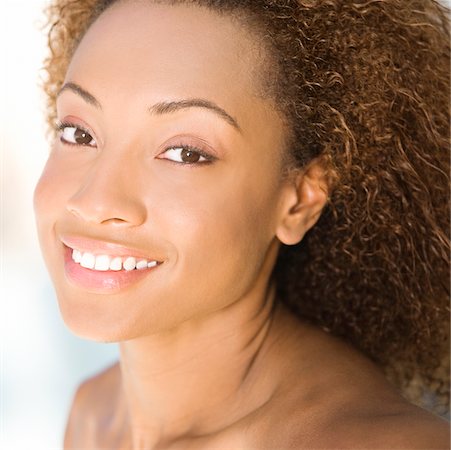 simsearch:625-01097322,k - Portrait of a young woman smiling Stock Photo - Premium Royalty-Free, Code: 625-00900275