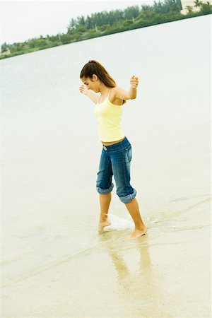 simsearch:625-00902214,k - Side profile of a girl standing on the beach Stock Photo - Premium Royalty-Free, Code: 625-00900348