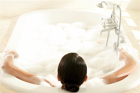 Vue grand angle d'une jeune femme dans une baignoire Photographie de stock - Premium Libres de Droits, Code: 625-00900403