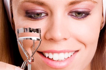 rizador de pestañas - Close-up of a young woman using an eyelash curler Foto de stock - Sin royalties Premium, Código: 625-00900506