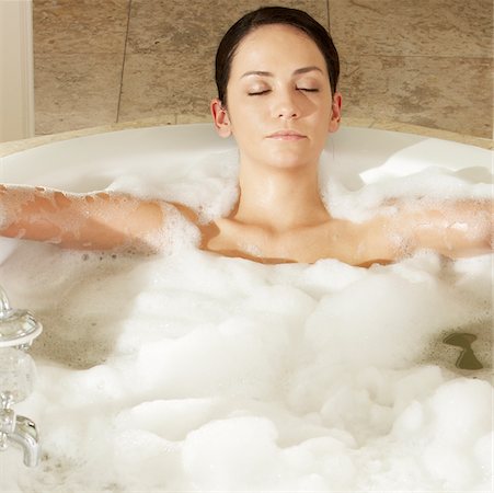 simsearch:640-01366031,k - Young woman in a bathtub with her eyes closed Foto de stock - Sin royalties Premium, Código: 625-00900521