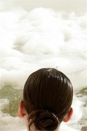 simsearch:625-00900680,k - Vue arrière d'une jeune femme dans une baignoire Photographie de stock - Premium Libres de Droits, Code: 625-00900575