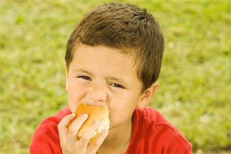 Portrait of a boy eating a burger Foto de stock - Sin royalties Premium, Código: 625-00900700