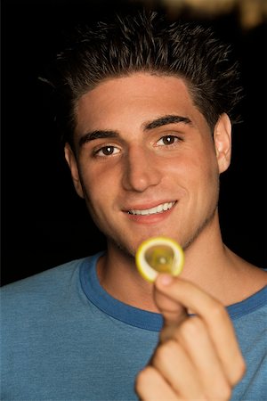 simsearch:625-00851085,k - Portrait of a young man holding a condom Foto de stock - Royalty Free Premium, Número: 625-00900730
