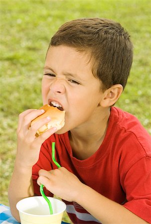 Close-up of a boy eating a burger Foto de stock - Sin royalties Premium, Código: 625-00900750