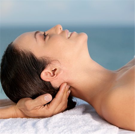 simsearch:625-00900219,k - Gros plan d'une jeune femme en recevant un massage de cou Photographie de stock - Premium Libres de Droits, Code: 625-00900752
