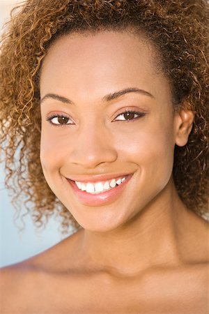 simsearch:625-01097322,k - Portrait of a young woman smiling Stock Photo - Premium Royalty-Free, Code: 625-00900835
