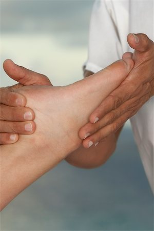 female foot massage - Gros plan d'un homme masser les pieds de la personne Photographie de stock - Premium Libres de Droits, Code: 625-00900984