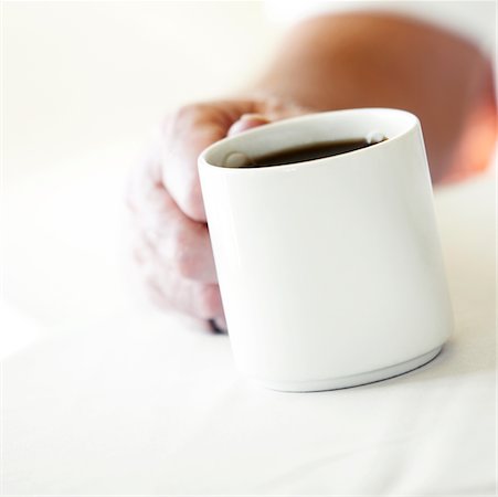 full cup - Close-up of a person's hand holding a cup of coffee Stock Photo - Premium Royalty-Free, Code: 625-00901014