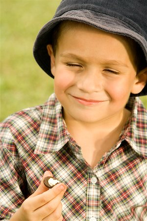 Close-up of a boy holding a chocolate Foto de stock - Sin royalties Premium, Código: 625-00901087