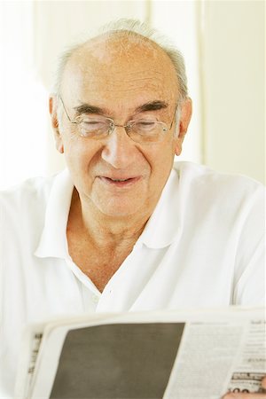 simsearch:625-02931670,k - Gros plan d'un senior homme lisant un journal Photographie de stock - Premium Libres de Droits, Code: 625-00901093