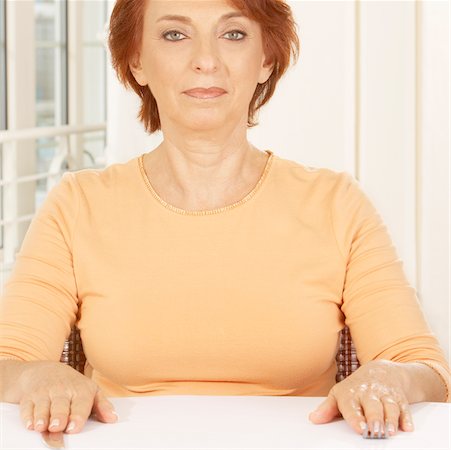 Portrait d'une femme senior assise à la table Photographie de stock - Premium Libres de Droits, Code: 625-00901113