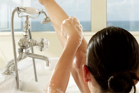 simsearch:625-00902133,k - Rear view of a young woman in a bathtub Foto de stock - Royalty Free Premium, Número: 625-00901145