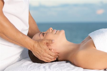 simsearch:625-00900219,k - Gros plan d'une jeune femme à obtenir un massage de la tête Photographie de stock - Premium Libres de Droits, Code: 625-00901267