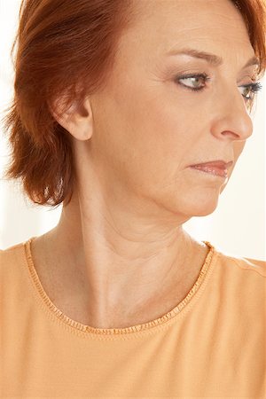 simsearch:625-00902669,k - Close-up of a senior woman looking sideways Foto de stock - Sin royalties Premium, Código: 625-00901321