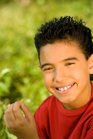 simsearch:625-01263529,k - Portrait of a boy holding a wildflower Foto de stock - Sin royalties Premium, Código: 625-00901339