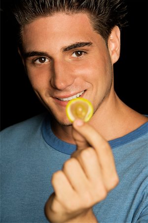 simsearch:625-00851085,k - Portrait of a young man holding a condom Foto de stock - Royalty Free Premium, Número: 625-00901383